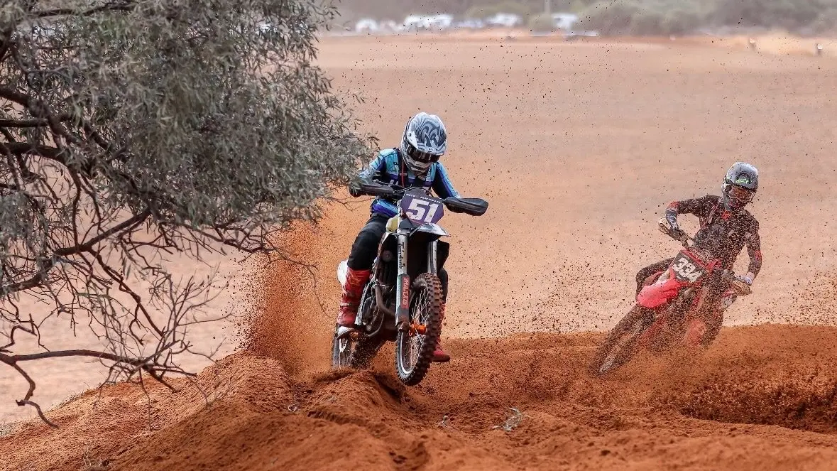 Duo dominate the Victorian desert