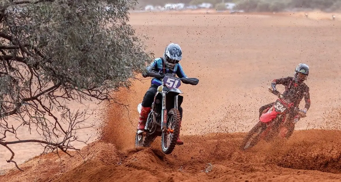 Duo dominate the Victorian desert