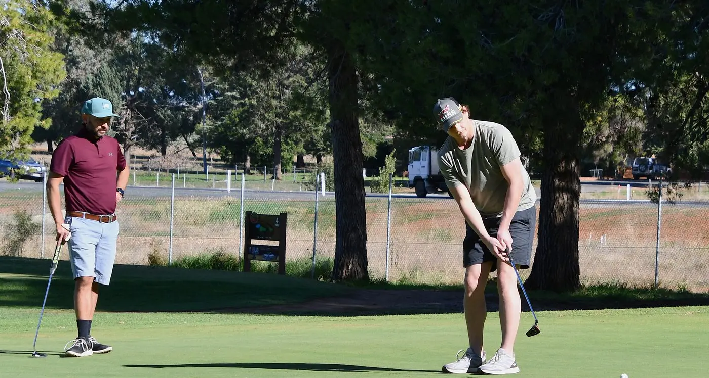 Chilly day sees 62 keen golfers take on par comp