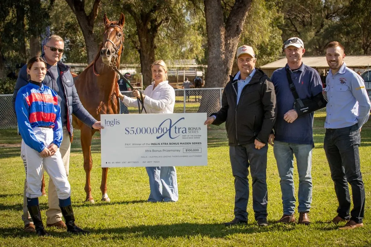 Amoruso, with jockey Shannen Llewellyn and its owners and trainer from Tamworth and WA, claimed the $100,000 Xtra Bonus Country Boosted Maiden Handicap on Sunday. PHOTO: RacingPhotography.com.au