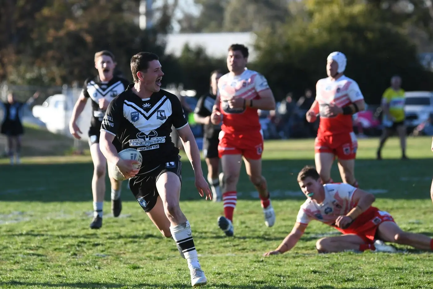 Jack Smith evades the Mudgee defence and powers towards the try line.