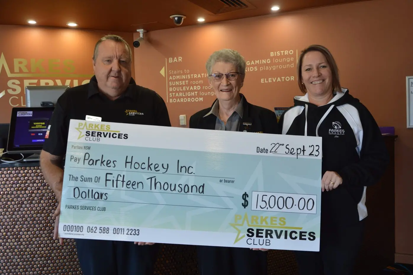 Parkes Services Club general manager Mike Phillips and president Dorothy Charlton presented Parkes Hockey treasurer Tracey Chambers $15,000 that will support local hockey players. Photo by Christine Little