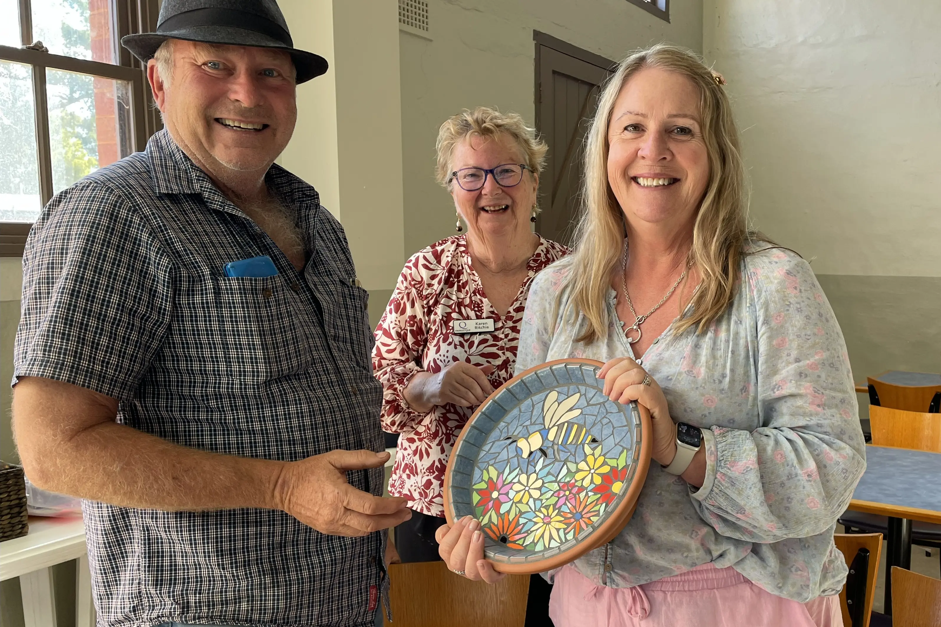 <p>Garden owners were presented a gift to thank them for opening their gardens to the public - Rodney and Jenny Barnes receiving their gift from Que president Karen Ritchie.</p>\\n