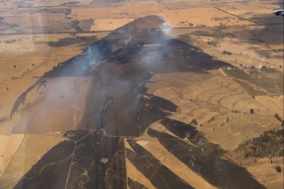 <p>The Kadina Road fire between Peak Hill and Alectown in the Parkes Shire last Wednesday which burnt 976 hectares, including farmland. PHOTO: RFS NSW</p>\\n