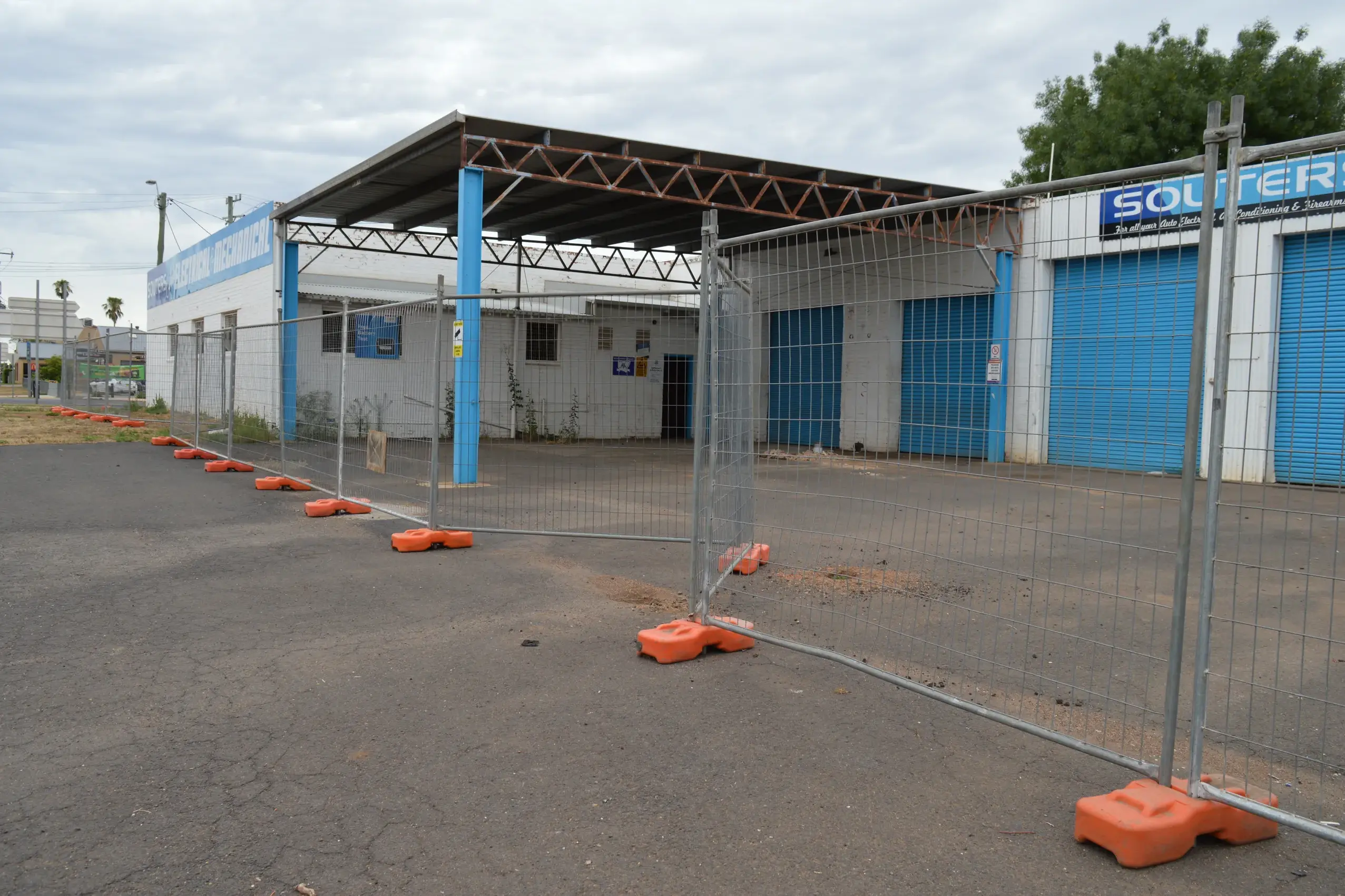 <p>The former Parkes Pet Barn and Souters Auto Electrical and Mechanical premises have been earmarked for demolition for months, to make way for a 24-hour service station.</p>\\n