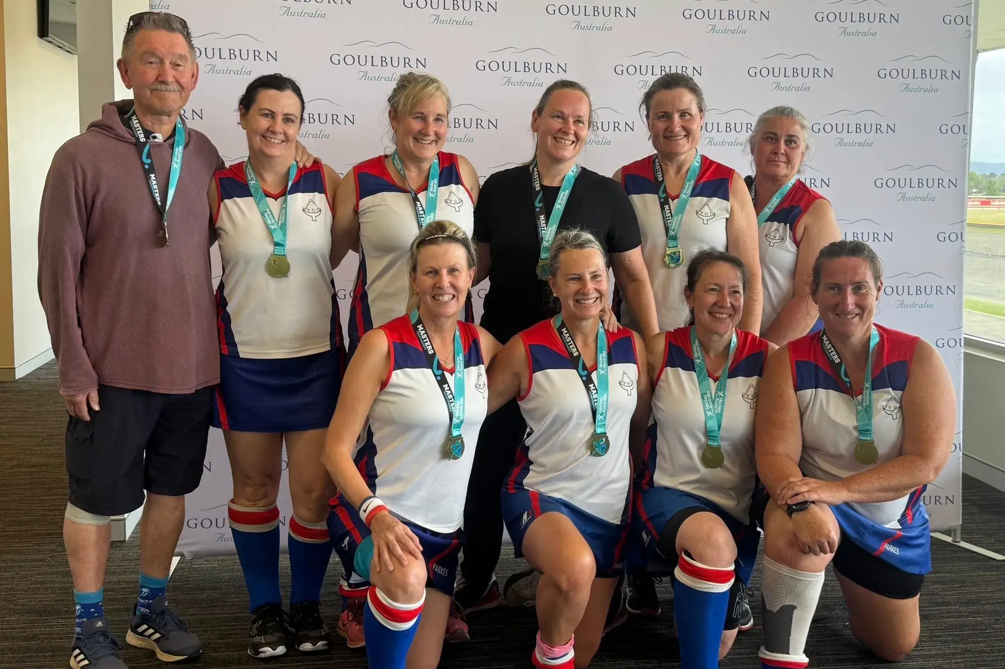 <p>That\\'s gold for the Parkes Masters Dishies - back, David Mike, Sue McGrath, Sherree Delbanco, Lynn Everett, Narelle Richardson, Tracie Sams; front, Denise Gersbach, Sharon Flood, Kath Boicos and Jenine Watson.</p>\\n