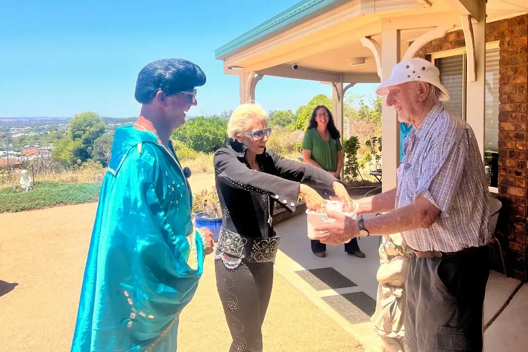 <p>Platinum Elvis with Dooley Thomson  deliver Meals on Wheels to locals, bringing the festival to those who can\\'t go to the festival. PHOTO: Meals on Wheels NSW</p>\\n