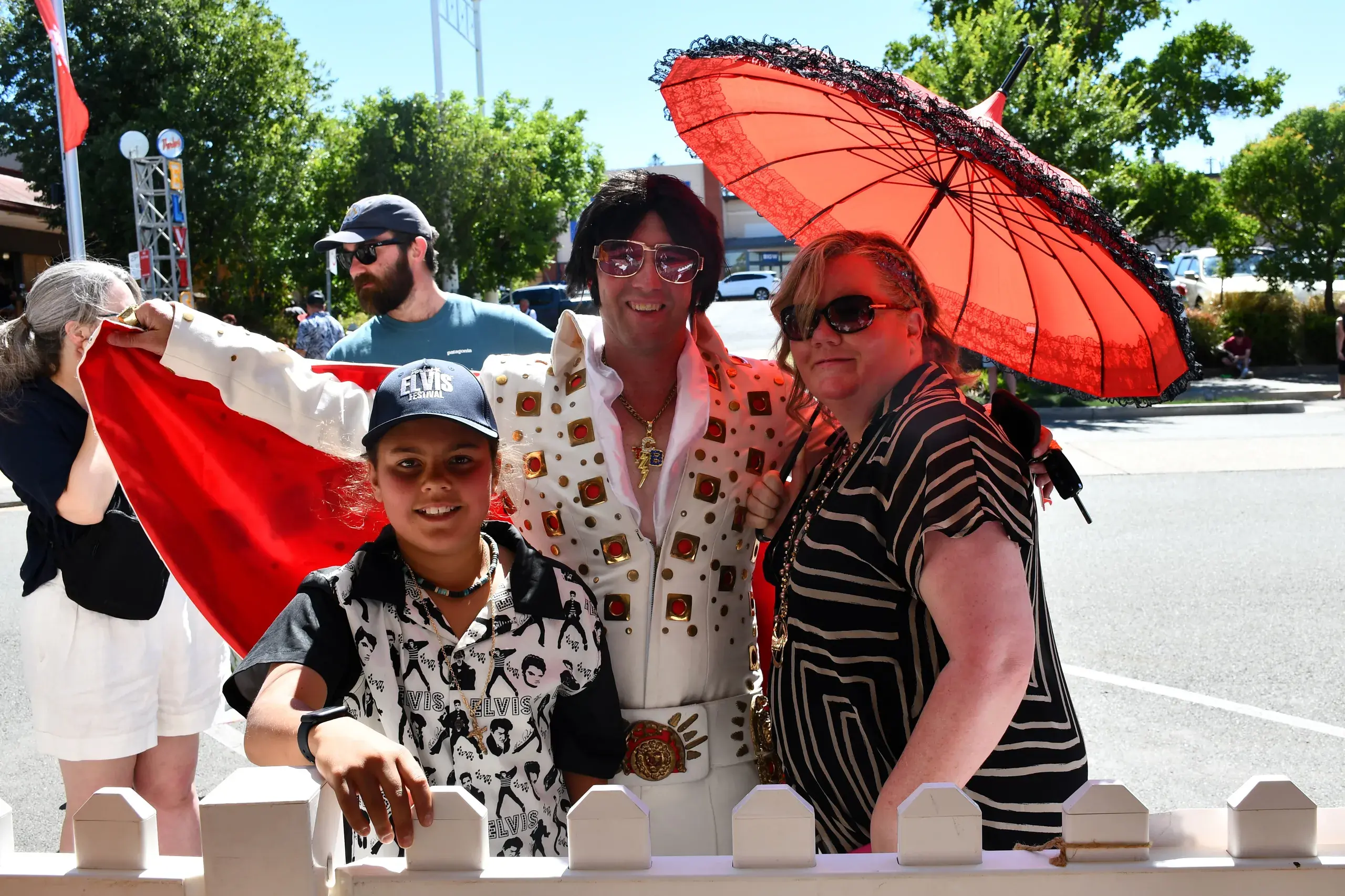 <p>Duke and Belvis Lewis of Adelaide with Tammy Muir of Sydney. PHOTOS: Jenny Kingham</p>\\n