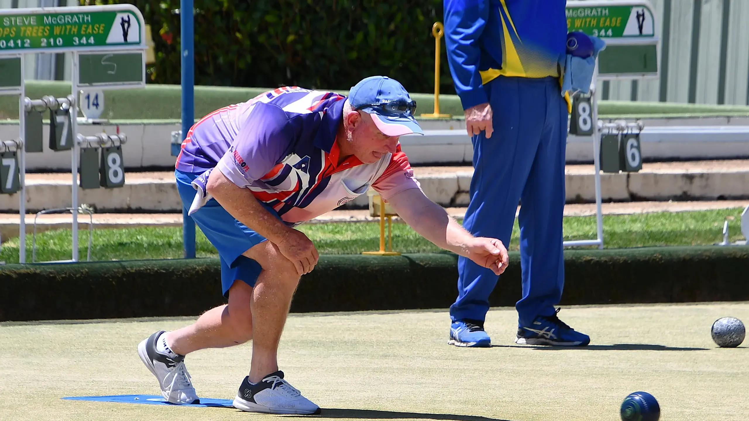 Social bowls thrive despite Elvis week heat