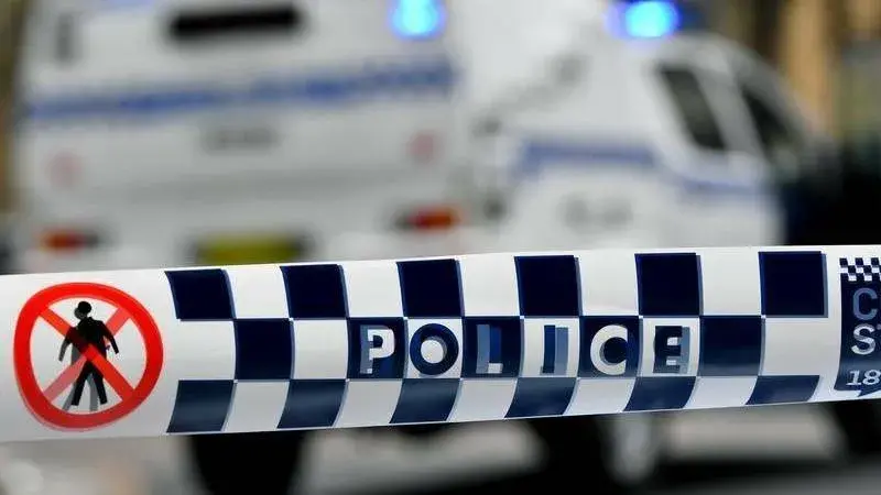 Woman dies in crash on Henry Parkes Way