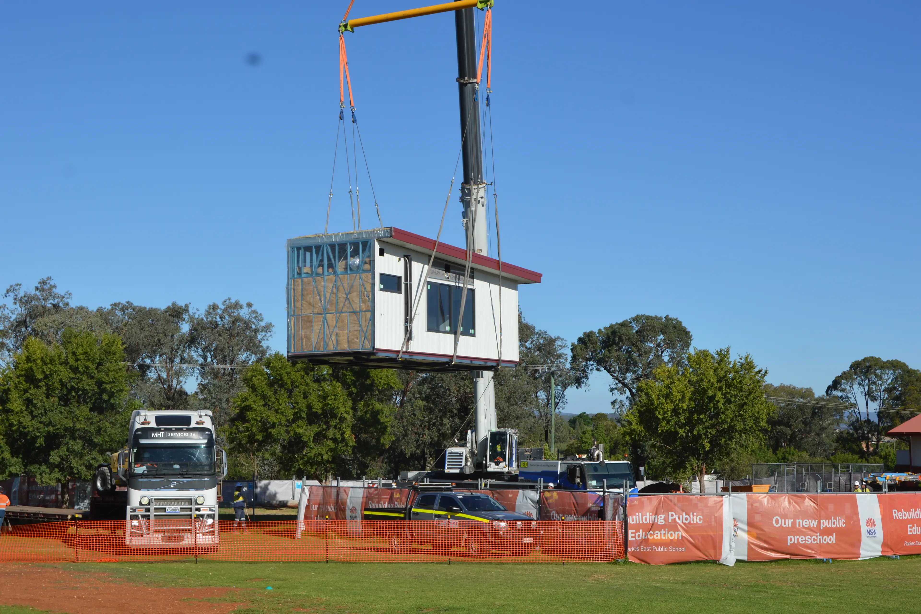 <p>The first of 11 sections of the new Parkes East Public School preschool arrived on-site at 4.50pm on Friday, marking the next big step in the project. PHOTOS: Christine Little</p>\\n