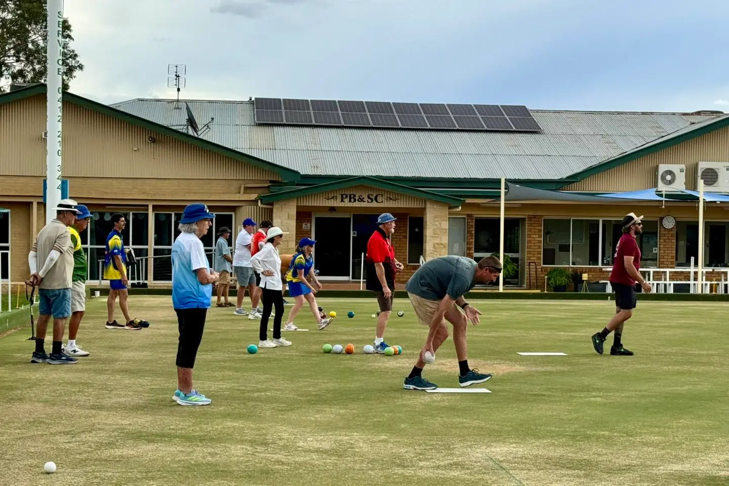 <p>A massive 40 social bowlers filled the main green at the Parkes Bowling and Sports Club on Easter Saturday.</p>\\n