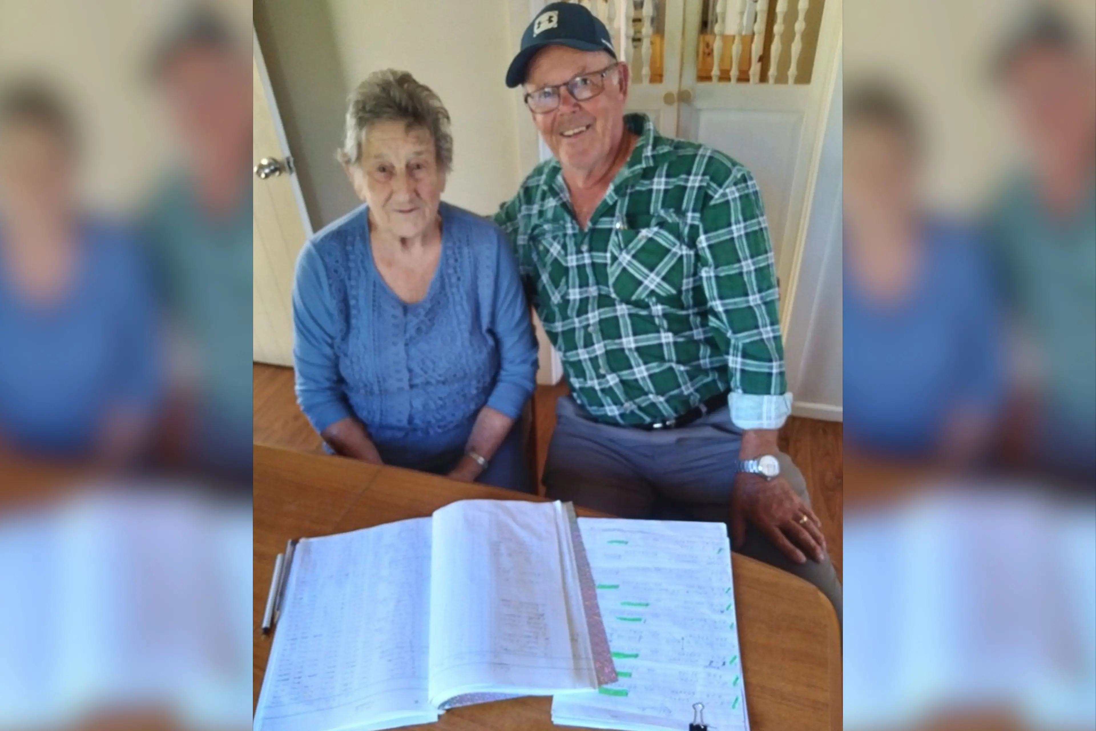 <p>Beryl Roberts and Lachlan Valley Vets Golf Association president Peter Barnes. </p>\\n