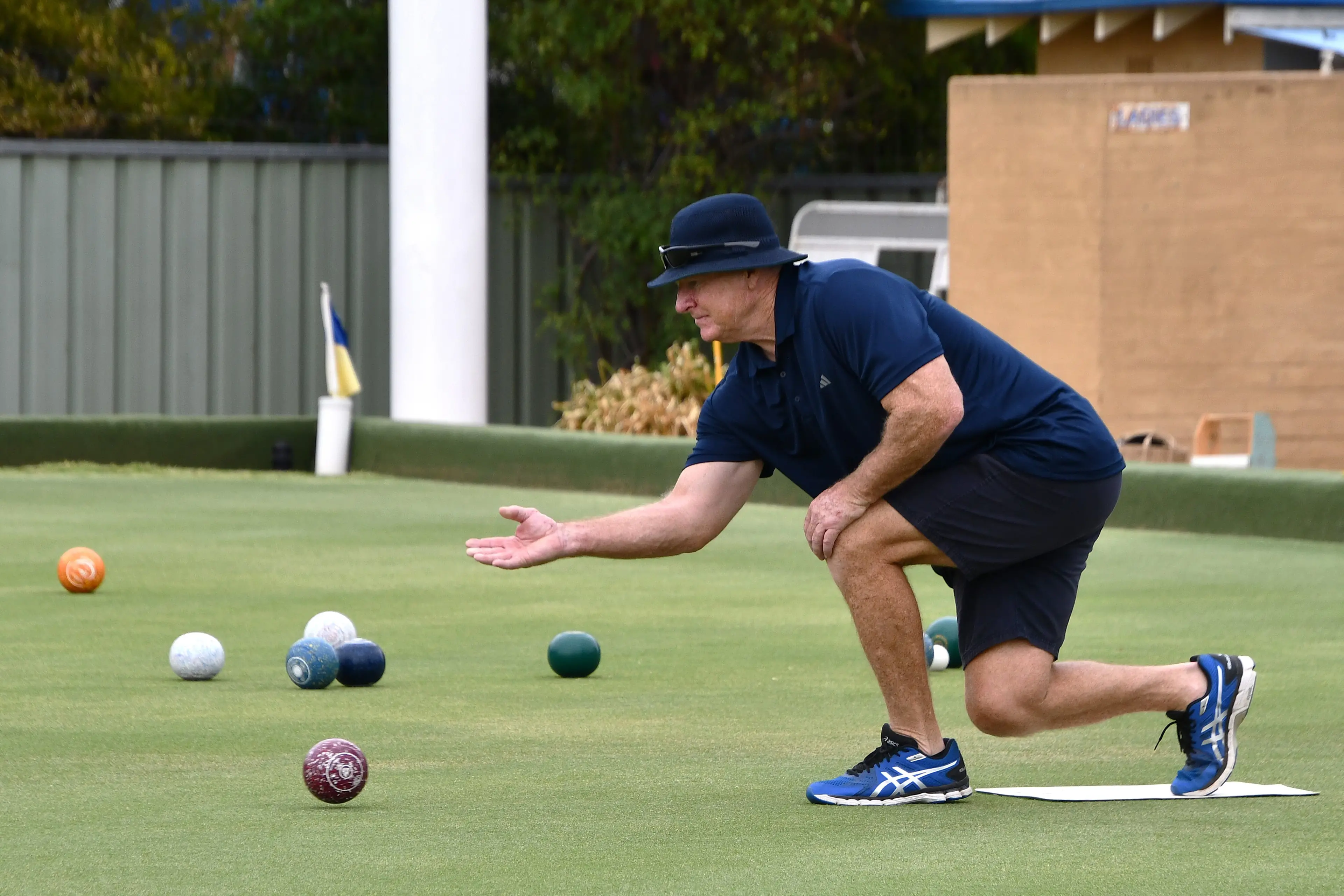 <p>Mick Simpson (pictured) and his opponent and eventual winner Scott Allen kept the crowd entertained in minor singles when they took turns winning each end.</p>\\n