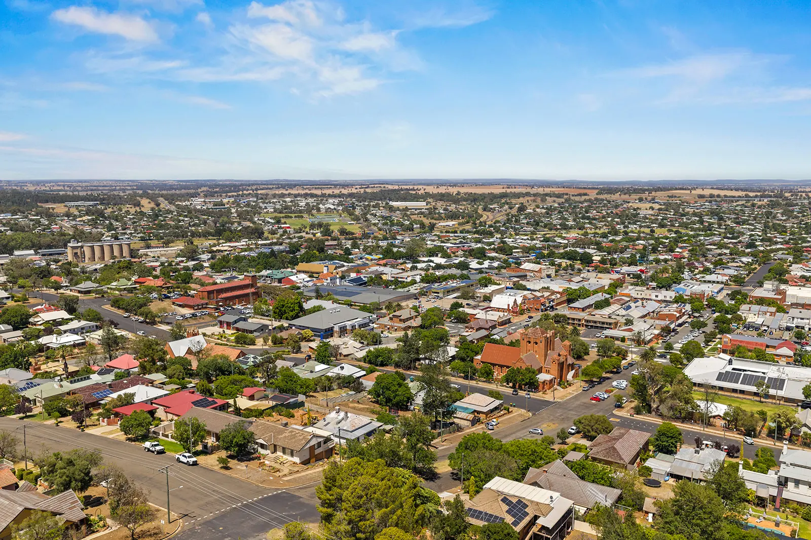 <p>Parkes has additional resilience compared to many other areas due to infrastructure and industry investment that continued to attract buyers.</p>\\n