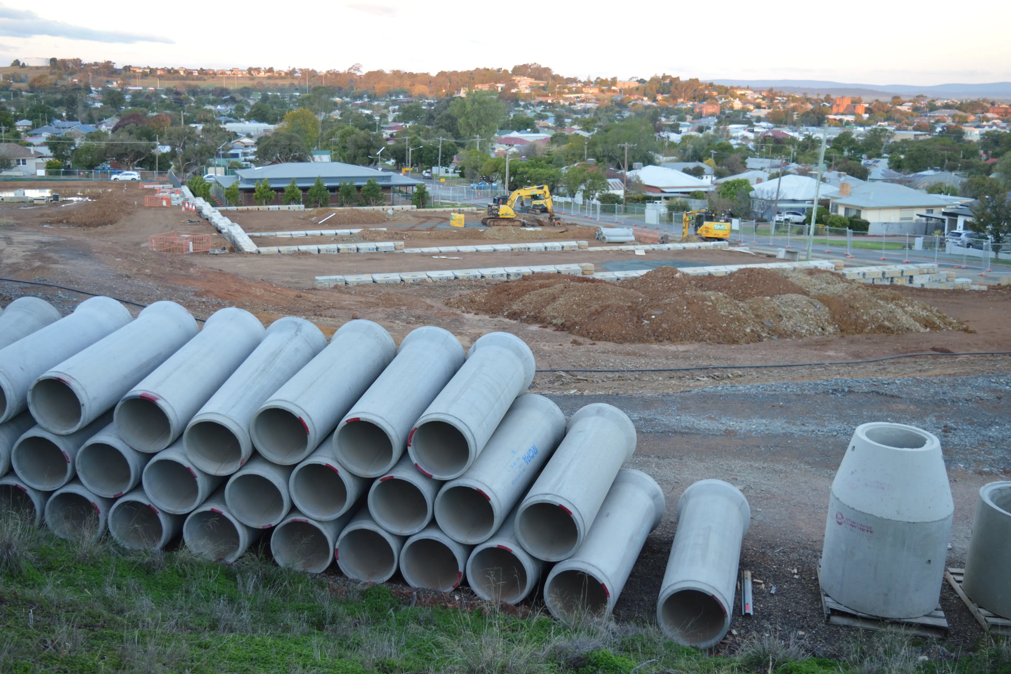 <p>A new housing estate featuring 32 lots of different sizes is under construction at the old Parkes hospital site. PHOTO: Christine Little</p>\\n