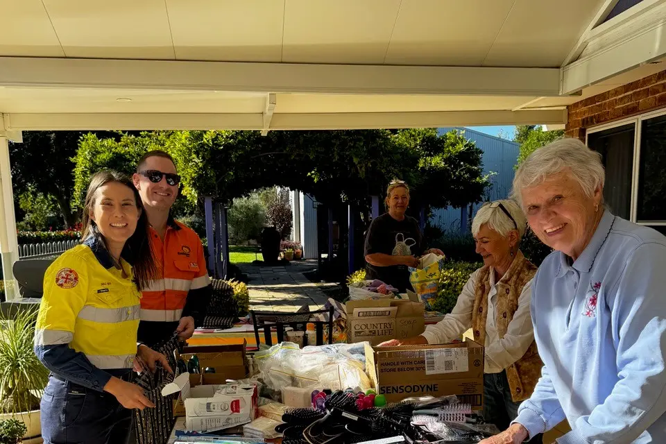 <p>Maz Rees and Ryan Edwards from Evolution Mining Northparkes Operations packing hope bags for those in need with Que members Kathy Martin, Susan Ball and Helen Heraghty.</p>\\n