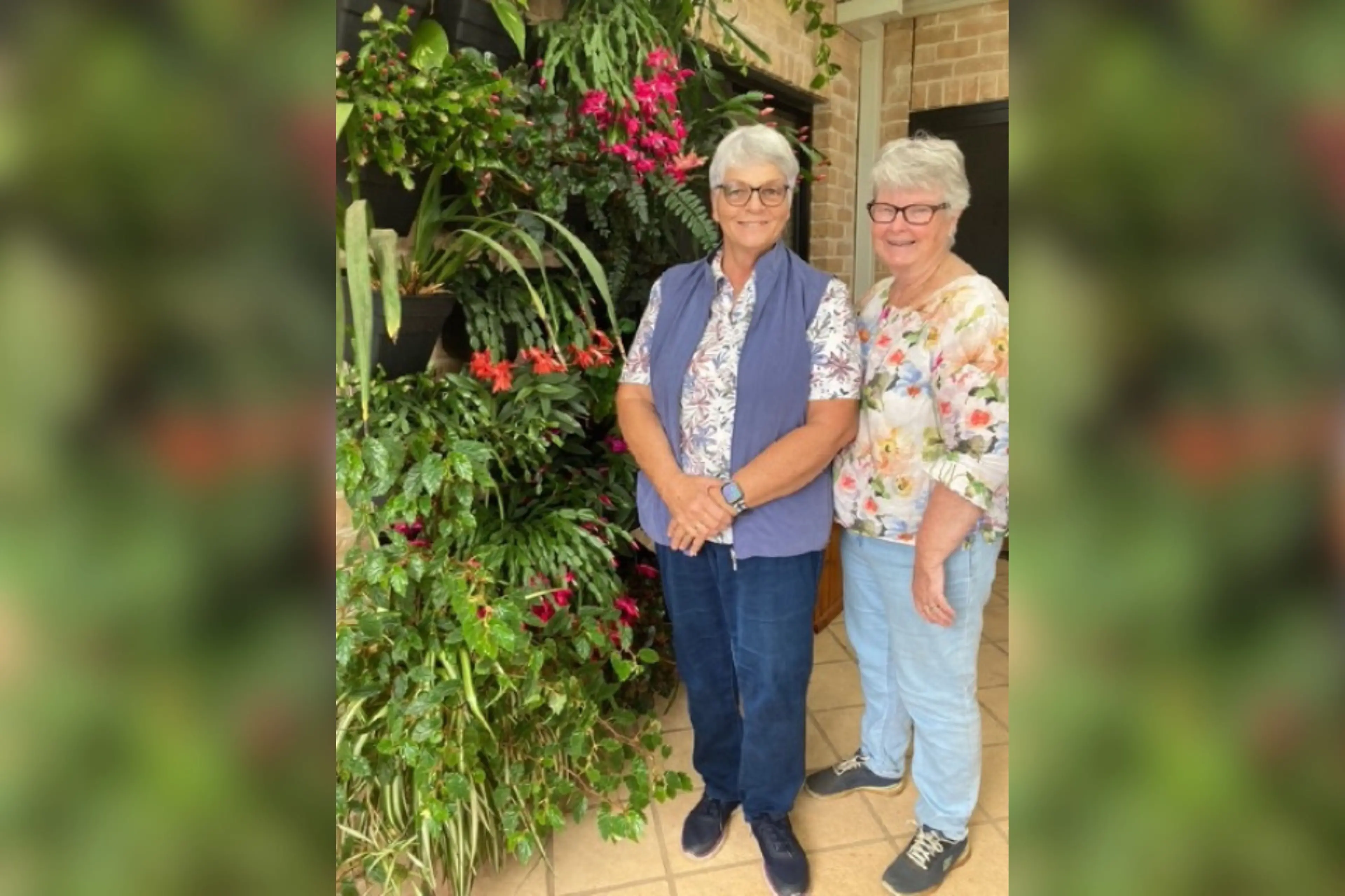<p>Lea Orr and Parkes Garden Club vice president Lyndall Bowen in Lea\\'s beautiful garden.</p>\\n