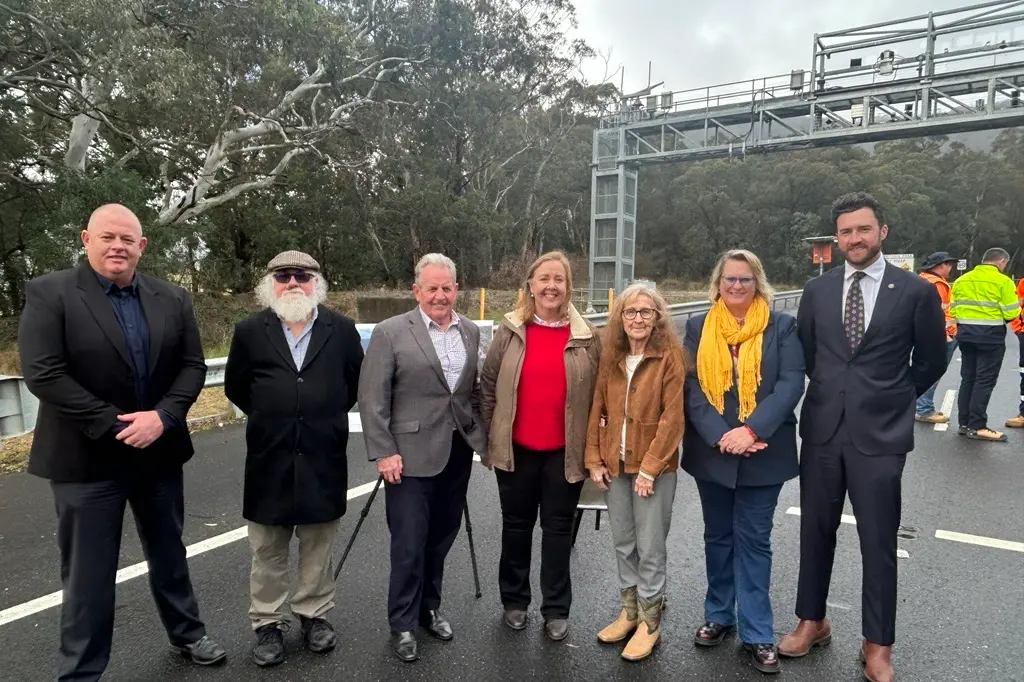 <p>Gary Wallace, General Manager of Oberon Council, Cr Steve Ring, Deputy Mayor of Lithgow City Council, Cr Robert Taylor, Mayor of Bathurst Regional Council, Minister Jenny Aitchison MP, Minister for Roads and Minister for Regional Transport, Minister Janelle Saffin MP, Minister for Small Business and Minister for Recovery, Cr Cass Coleman, Mayor of Lithgow, and Cr Ben Fry, Deputy Mayor of Bathurst.</p>\\n