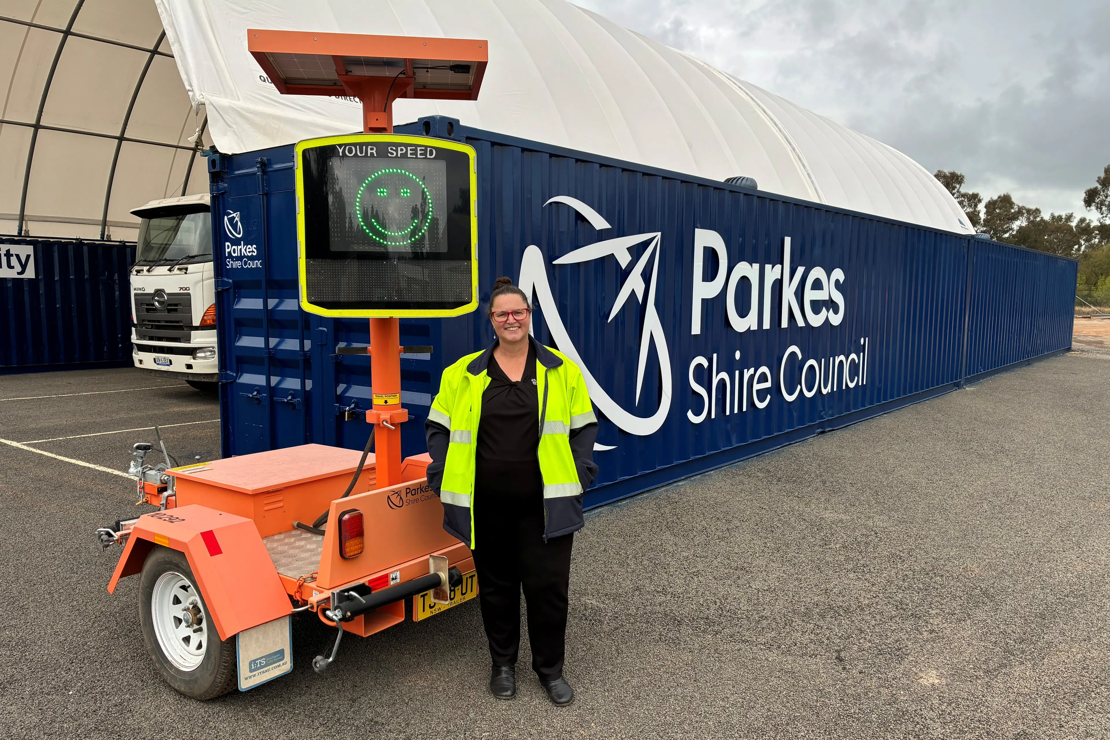 <p>Road safety and injury prevention officer Melanie Suitor with the speed monitor trailer that\\'s been installed in Peak Hill\\'s main street.</p>\\n